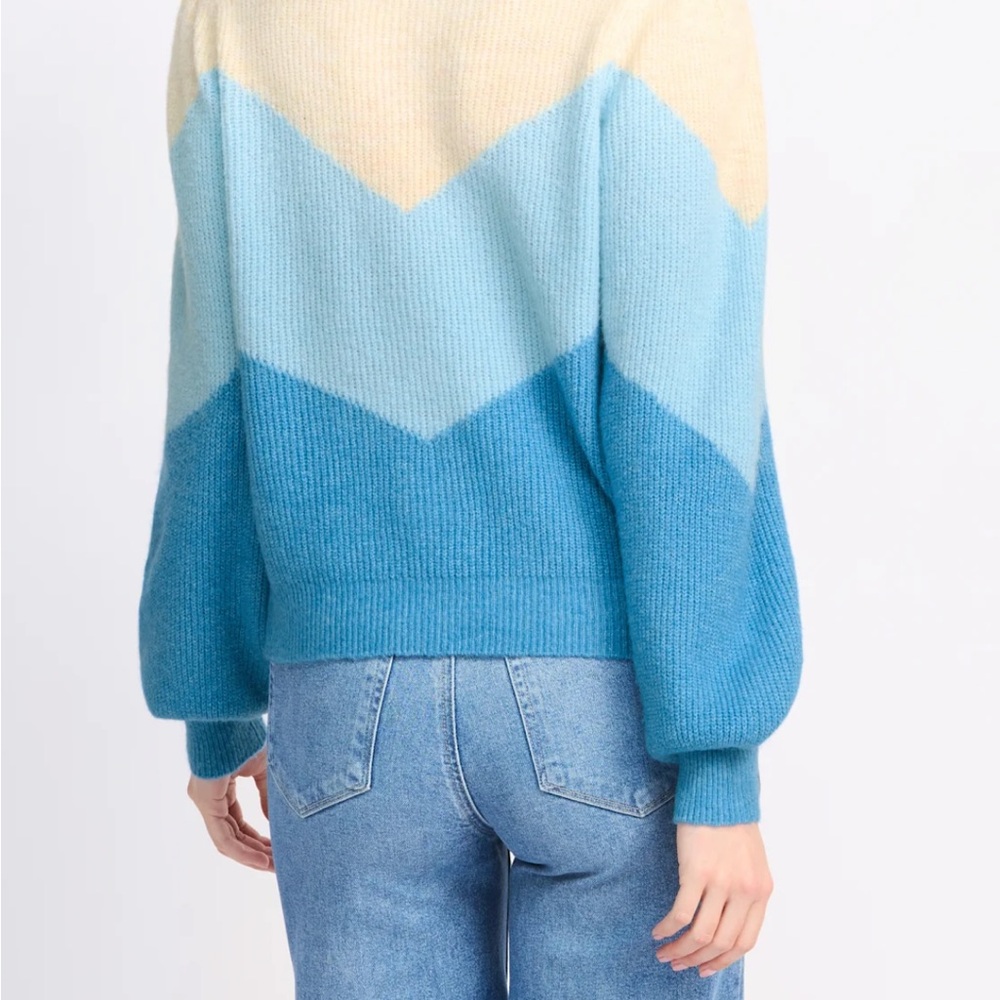 Cute Colorblock Sweater 🩵 💙 - Picture 2 of 6